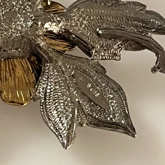 Vintage Avon Poinsettia with Rhinestone and Faux Pearl Accent Brooch Pin - Picture 12 of 16